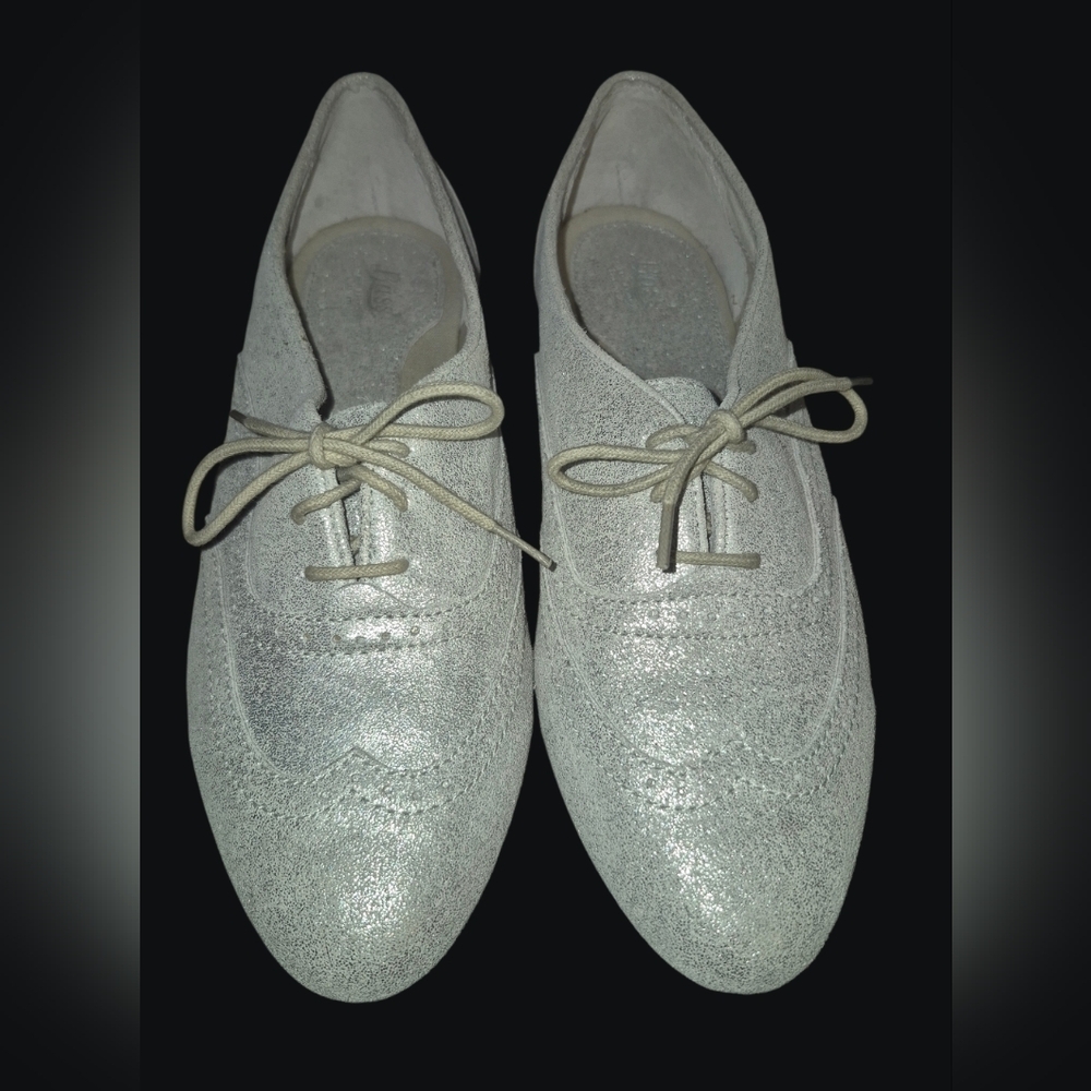 Dazzling Dresser: Size 10N Silver Sparkle Suede Wingtip Lace-Up Oxford Flats